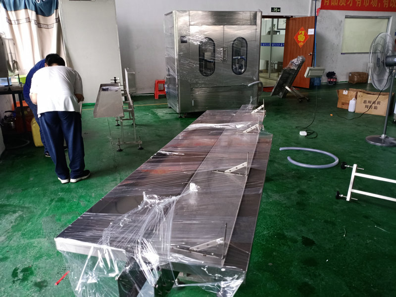 自動(dòng)液體灌裝機(jī)與市場(chǎng)同步走，滿足快捷式出產(chǎn)